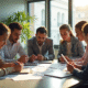 Groupe de professionnels autour d'une table moderne en bureau lumineux